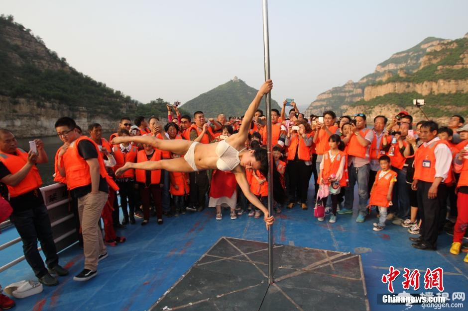 钢管舞女神黄河游轮热舞挑战人体旗帜[墙根网]