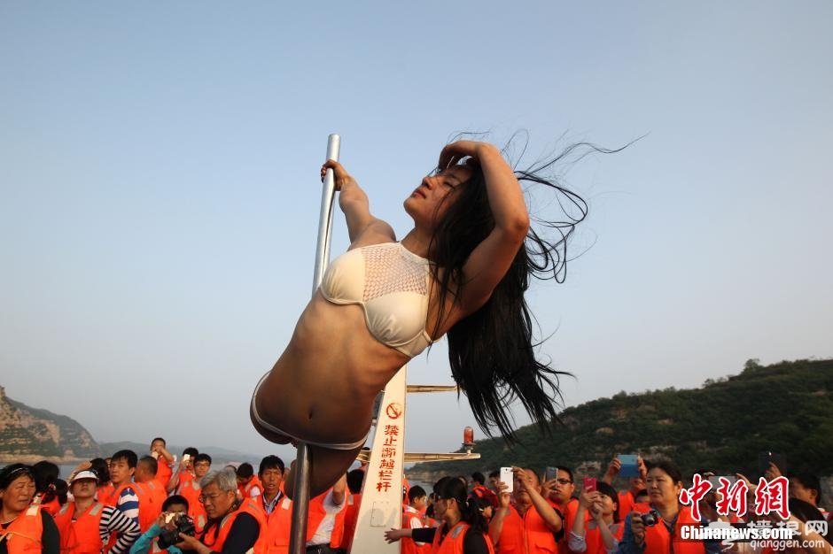 钢管舞女神黄河游轮热舞挑战人体旗帜[墙根网]