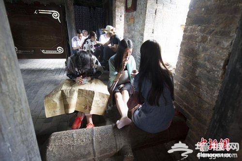 凤凰古城400余年明代古炮遭游客随意踩踏