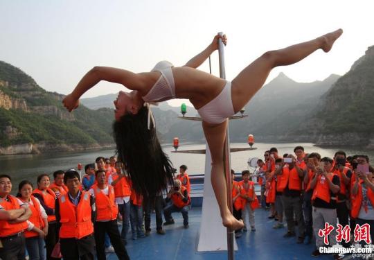 钢管舞女神黄河游轮热舞挑战人体旗帜