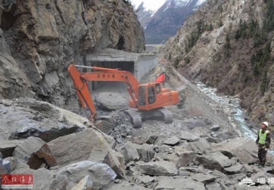 川藏公路然乌沟段大规模山体塌方致交通中断