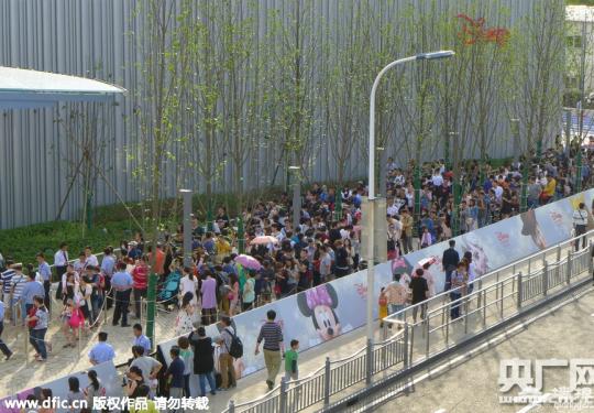 上海迪士尼旗舰店开业首日游客排队近2公里