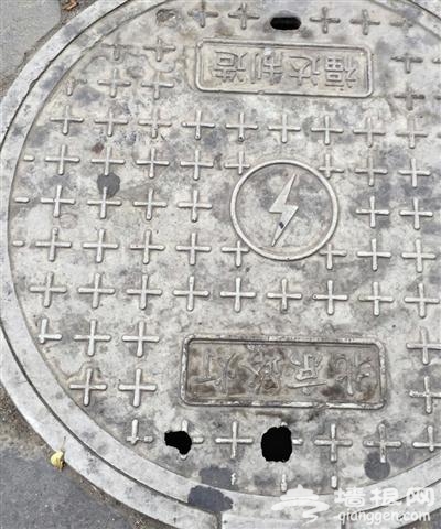 万寿路出现“纸糊井盖” 厂家：至少承重5吨