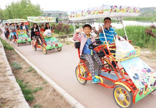 石景山“莲石湖亲子游”线路开通 乘坐卡通自行车沿湖骑行
