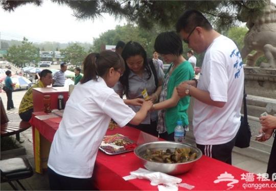 2015端午节去哪 2015北京云居寺端午吃粽送艾叶