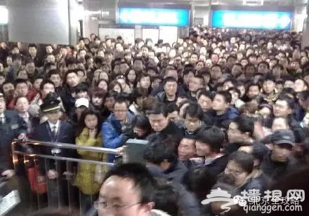 北京最新挤地铁攻略 教你上班高峰不用那么累[墙根网]
