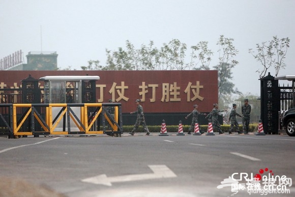 “阅兵村”门口,能看见有士兵走过。摄影:沈湜