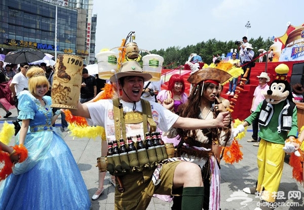 拿着攻略玩转2015哈尔滨国际啤酒节[墙根网]