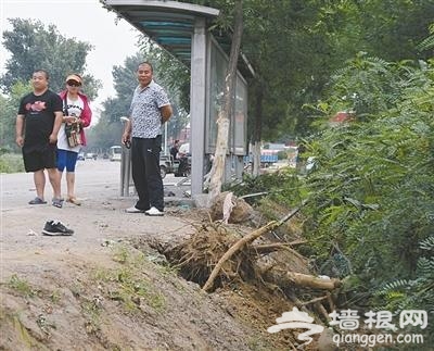 房山车祸 两轿车失控冲向公交站撞死5人 目击者：存在“别车”