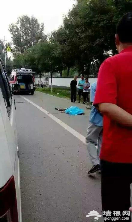 房山车祸 两轿车失控冲向公交站撞死5人 目击者：存在“别车”[墙根网]