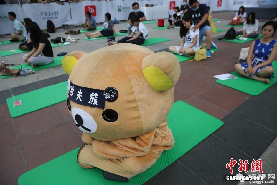 第二届北京国际发呆大赛在世贸天阶举行 市民静坐比“呆”[墙根网]