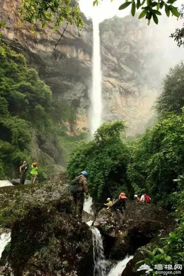 上海一驴友“瀑降”80米高瀑布时身亡(图)