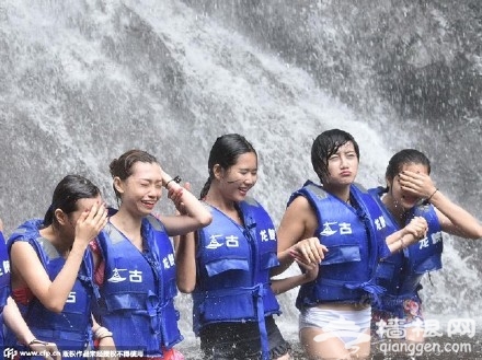 景区组建美女护漂队颜值超高 月薪达2万[墙根网]