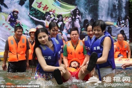 景区组建美女护漂队颜值超高 月薪达2万[墙根网]