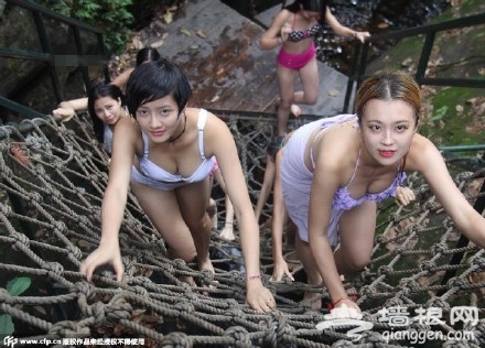 景区组建美女护漂队颜值超高 月薪达2万[墙根网]