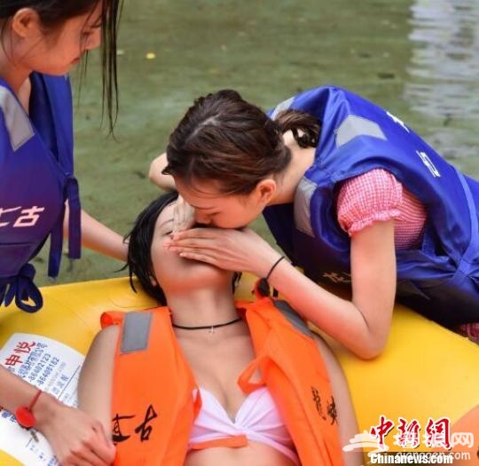 景区组建美女护漂队颜值超高 月薪达2万[墙根网]