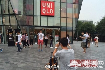 优衣库商铺成热门景点 网文：你们城里人真会玩