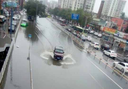 北京房山遭暴雨侵袭 积水淹没车身