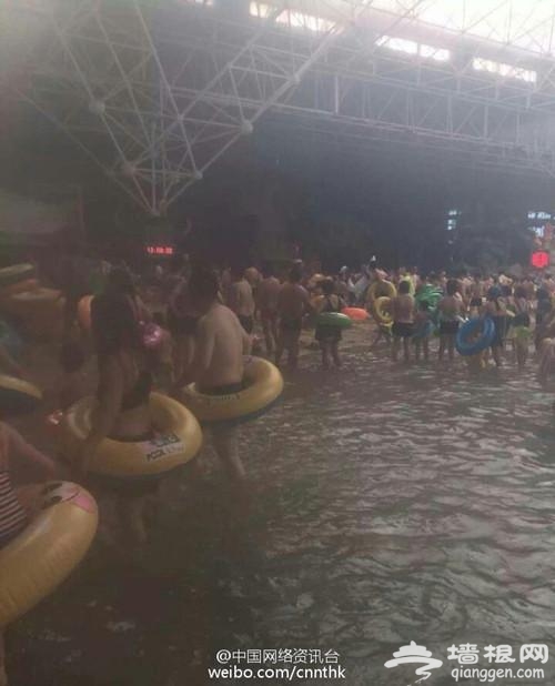辽宁抚顺海洋馆火灾 百余人穿泳衣逃离