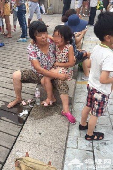 青岛否认海洋世界发生踩踏 两组家庭打架导致混乱