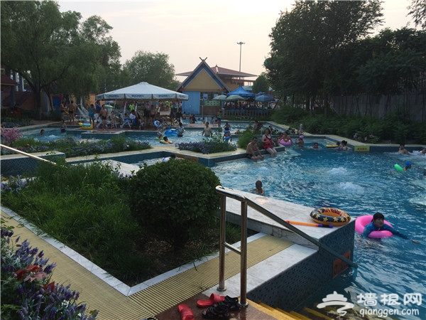 夏季避暑好去处 北京欢乐水魔方嬉水乐园[墙根网]