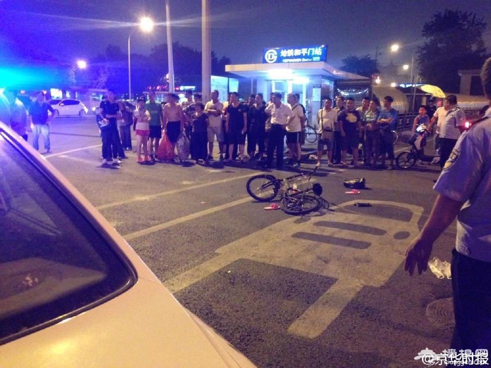 宣武门一奥迪车连撞12人逃逸 疑为五旬女司机[墙根网]