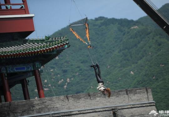 魔术师居庸关长城前展倒挂逃脱绝技