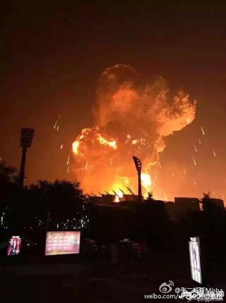 天津危险品仓库发生爆炸 现场腾起蘑菇云[墙根网]
