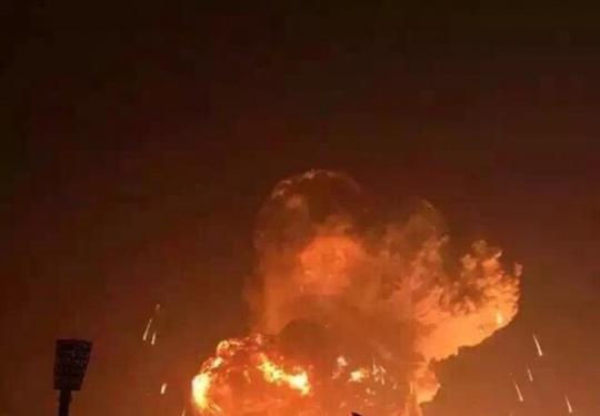 天津危险品仓库发生爆炸 现场腾起蘑菇云