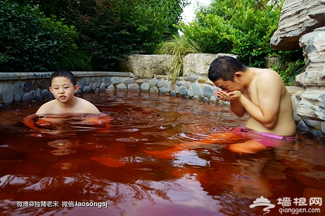 杭州乐园举办肚兜节 摆脱胸罩浪爽一夏[墙根网]