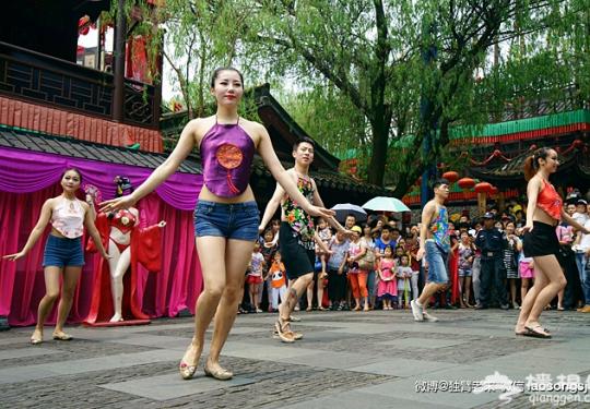 杭州乐园举办肚兜节 摆脱胸罩浪爽一夏
