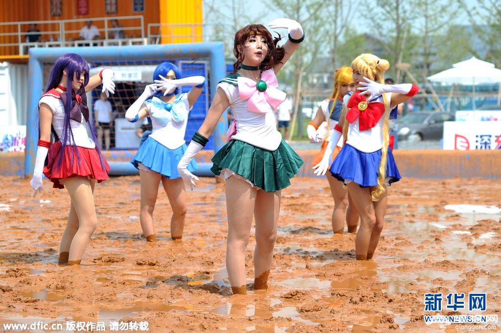 泥浆足球赛 足球宝贝PK Cosplay萌妹子[墙根网]