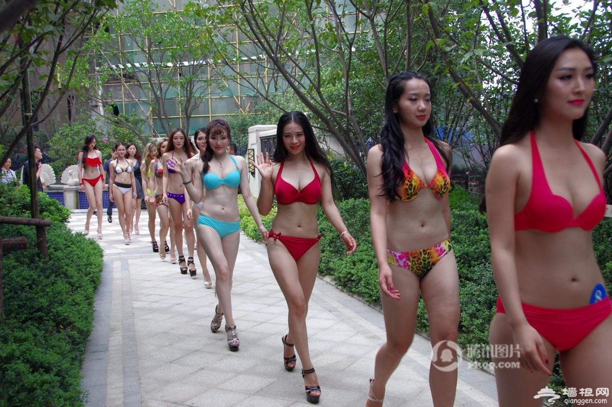 国际潜水小姐大赛武汉举行 美女湿身戏水[墙根网]