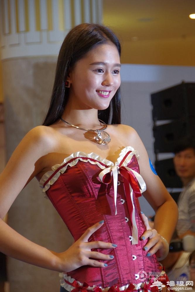 国际潜水小姐大赛武汉举行 美女湿身戏水[墙根网]