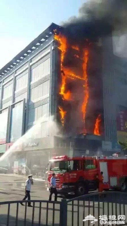 北京大兴星城商厦起火 消防人员已赴现场扑救