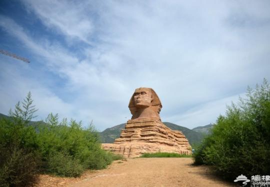 河北石家庄一影视基地建“卢浮宫金字塔” 门票10元