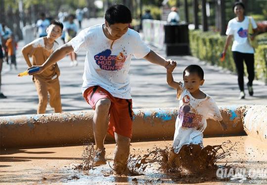 为泥而来”国内首个泥浆跑活动登陆北京