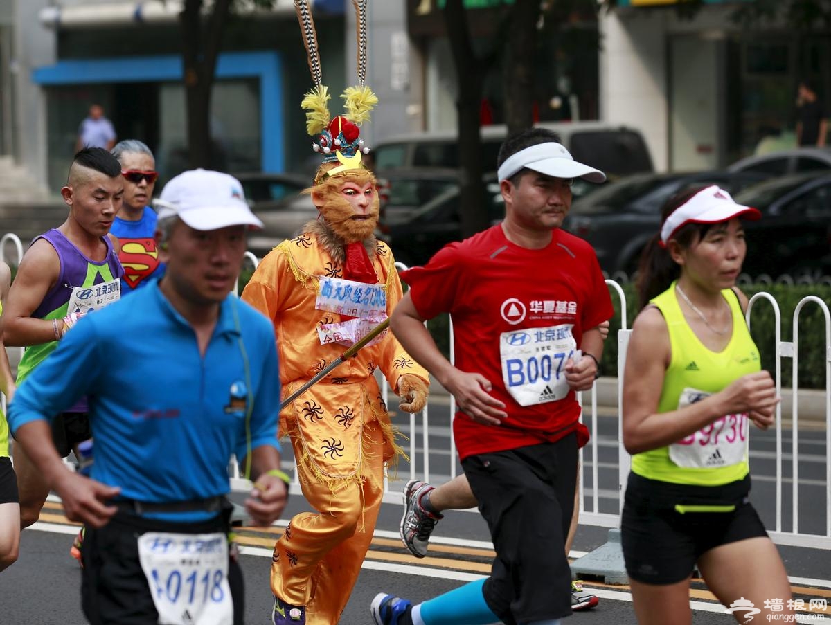 2015北京马拉松惊现各路“奇葩” 造型奇特[墙根网]