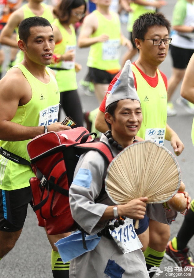 2015北京马拉松惊现各路“奇葩” 造型奇特[墙根网]