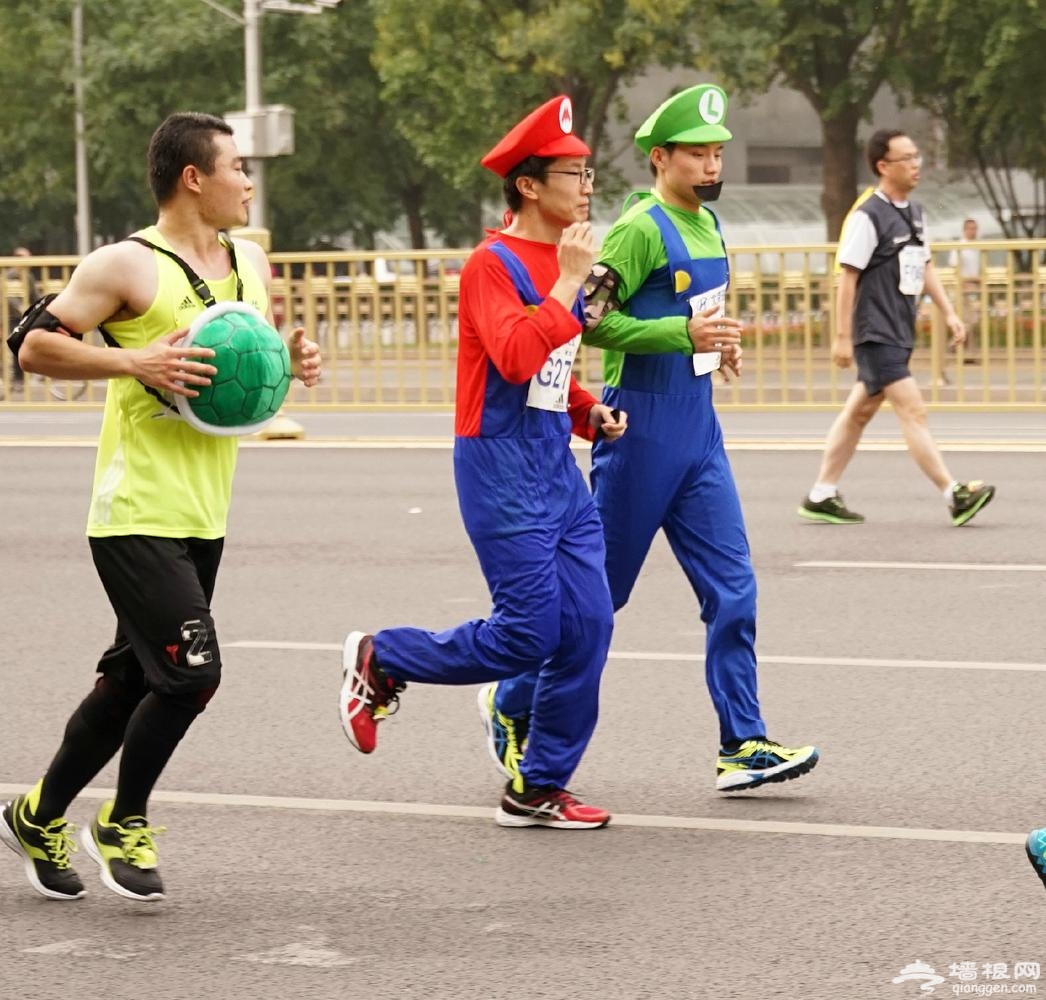 2015北京马拉松惊现各路“奇葩” 造型奇特[墙根网]