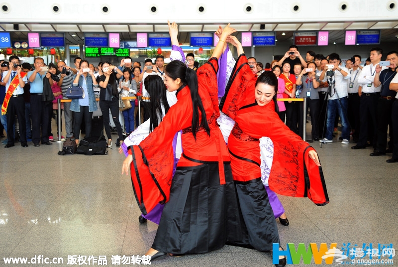 深航空姐着汉服快闪曼妙舞姿令旅客大饱眼福[墙根网]