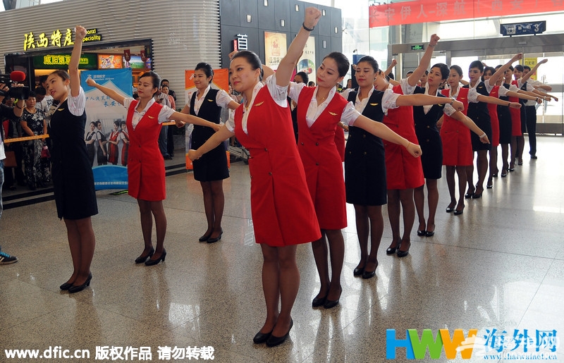 深航空姐着汉服快闪曼妙舞姿令旅客大饱眼福[墙根网]