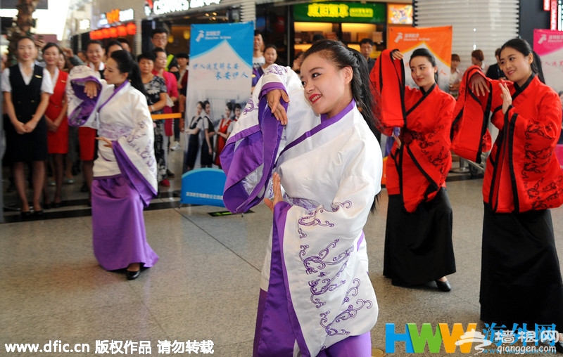 深航空姐着汉服快闪曼妙舞姿令旅客大饱眼福[墙根网]