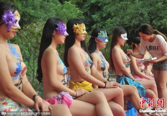 人体彩绘助兴芜湖丫山牡丹节引围观