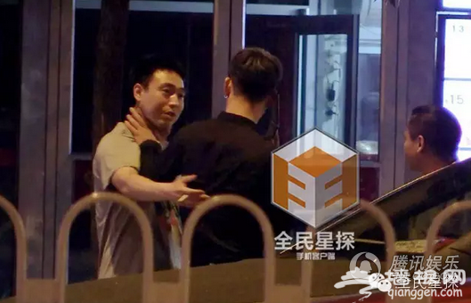 曹云金北京街头与人打架 碎酒瓶砸椅子激烈互斗