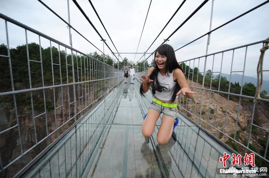 180米透明吊桥首开通 美女游客“上桥丧胆”[墙根网]