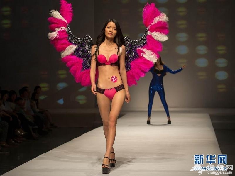 世界旅游小姐北京赛区决赛落幕 选手上演缤纷泳装秀[墙根网]