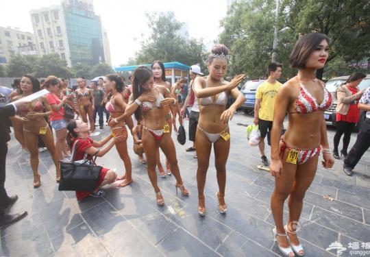 郑州举办健美大赛 选手当街秀身材