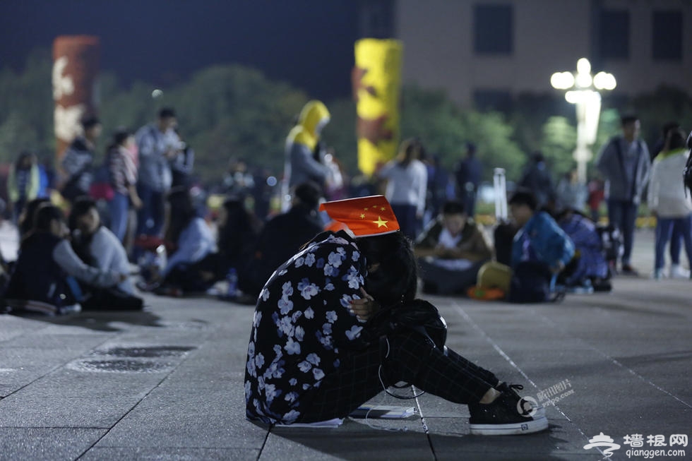 天安门广场数千人连夜守候看升旗[墙根网]
