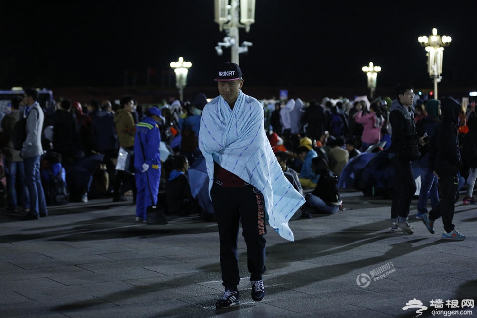 天安门广场数千人连夜守候看升旗[墙根网]